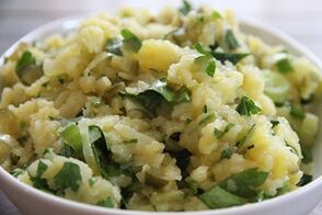 与草药一起煮萝卜以增强功效